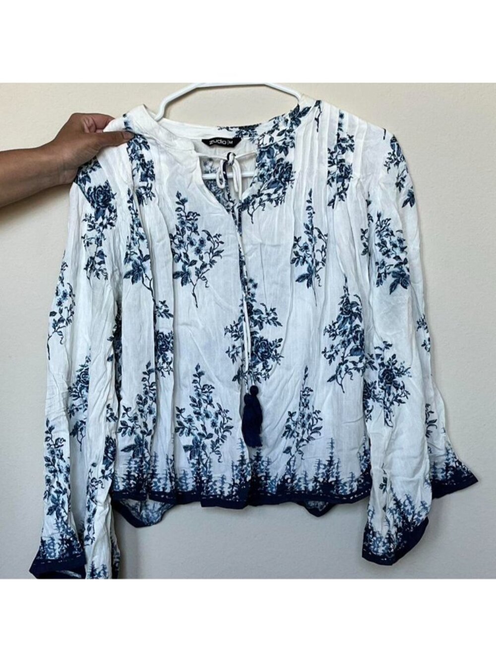 white &blue floral blouse with bell sleeves and tie detail. Size M #floral #boho